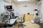 診察室には細隙灯顕微鏡の他、眼底カメラを設置しています。